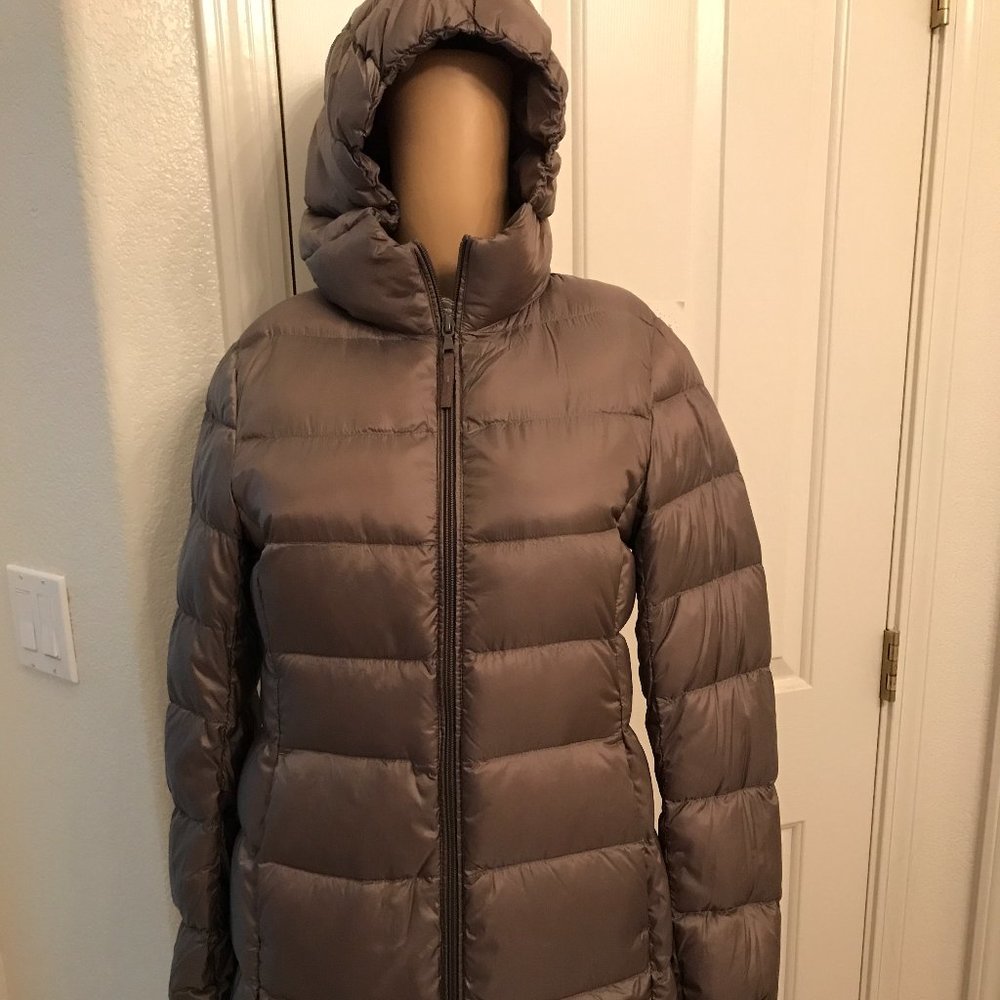 NWOT UNIQLO Ultra Light Down Long Coat hoodie Medium in size Coffee Bean color